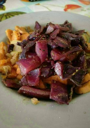 Una foto de Salteado de lombarda, batata y endibias