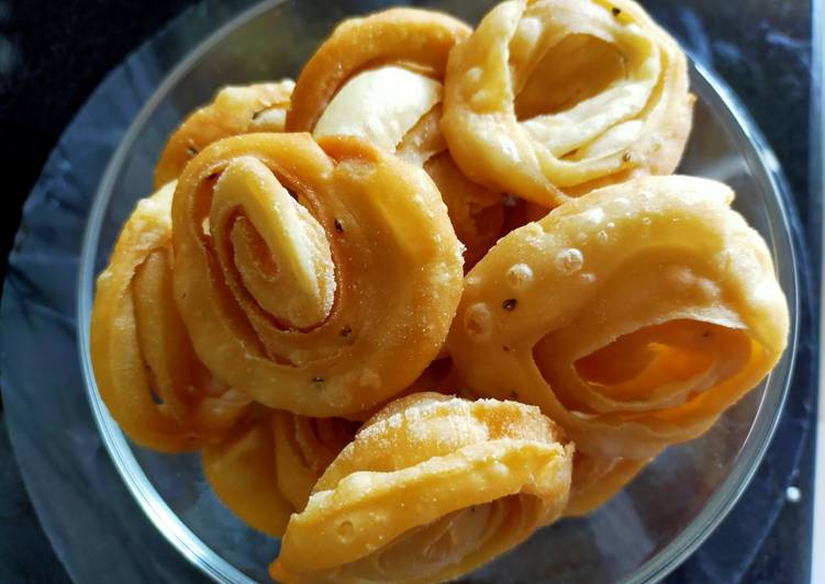 Step-by-Step Guide to Make Autumn Farsi Puri
