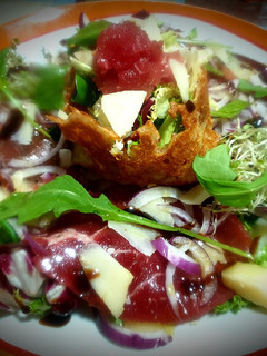 Una foto de Carpaccio de Ternera con Ensalada y galleta de quesos
