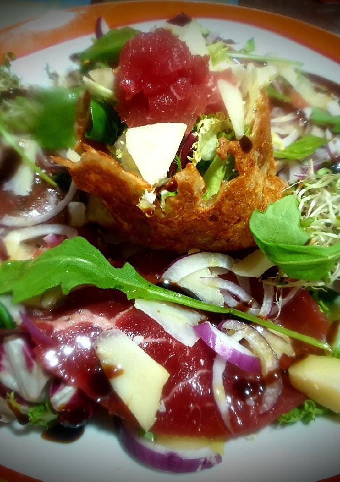 Una foto de Carpaccio de Ternera con Ensalada y galleta de quesos