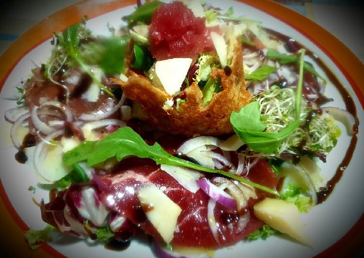 Carpaccio de Ternera con Ensalada y galleta de quesos
