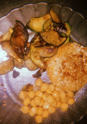Una foto de Hamburguesa de zapallo con avena y semillas de girasol y ensalada