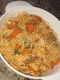 Spaghetti de pollo en salsa de tomate y verduras
