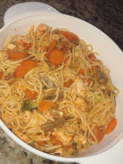 Una foto de Spaghetti de pollo en salsa de tomate y verduras