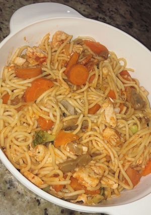Una foto de Spaghetti de pollo en salsa de tomate y verduras