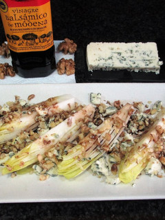 Una foto de Ensalada de endivia con queso gorgonzola y nueces