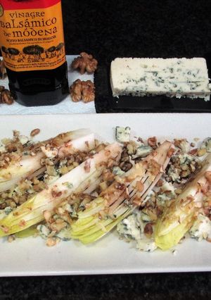 Foto principal de Ensalada de endivia con queso gorgonzola y nueces