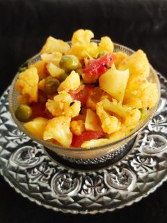 फ्लॉवर बटाटा मिक्स भाजी (flower batata mix bhaji recipe in marathi) रेसिपी चे मुख्य फोटो 