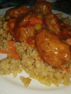 Una foto de Arroz frito con albóndigas de zapallo, avena y lentejas
