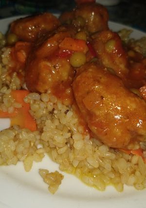Una foto de Arroz frito con albóndigas de zapallo, avena y lentejas