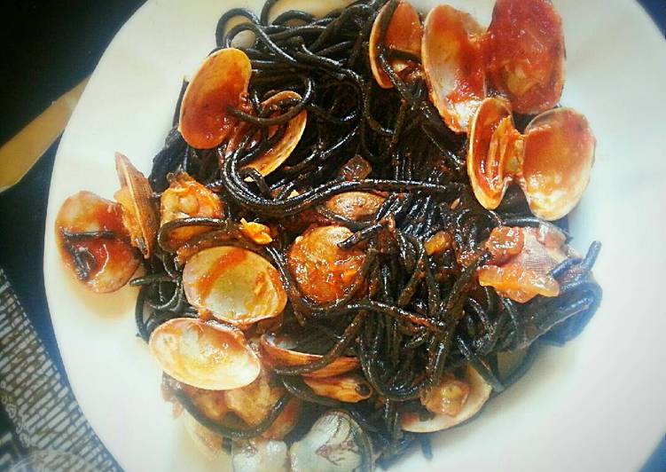 Simple Way to Prepare Any-night-of-the-week Mediterranean black pasta with clams, just delicious!