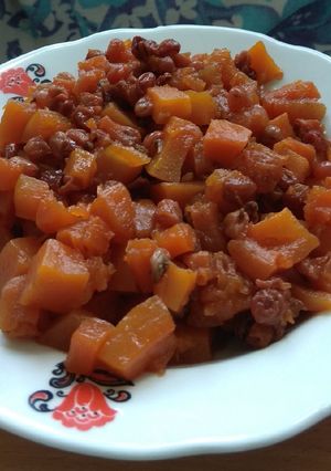 Фото Тыква с медом и изюмом в мультиварке.