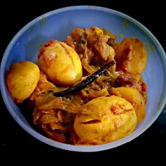 A picture of Cabbage curry with duck eggs.