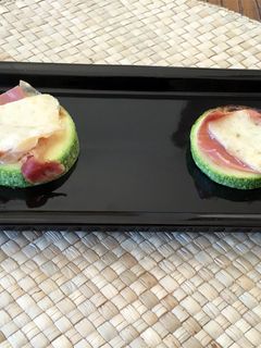 Una foto de Bocaditos de calabacín con serrano y manchego