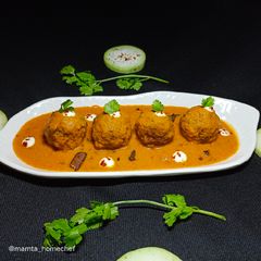A picture of Lauki kofta Curry.