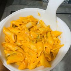 A picture of Red and white sauce pasta.