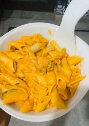 A picture of Red and white sauce pasta.