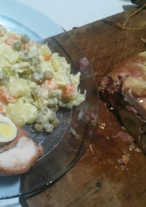 Una foto de Arrollado de pollo con ensalada rusa