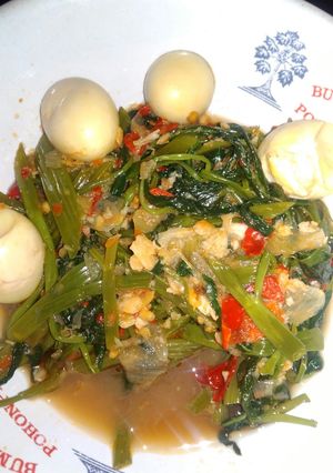 Foto resep Tumis kangkung telur puyuh pedeesss