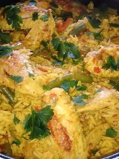 Una foto de Arroz con alitas de pollo