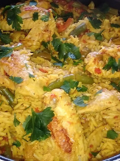 Una foto de Arroz con alitas de pollo
