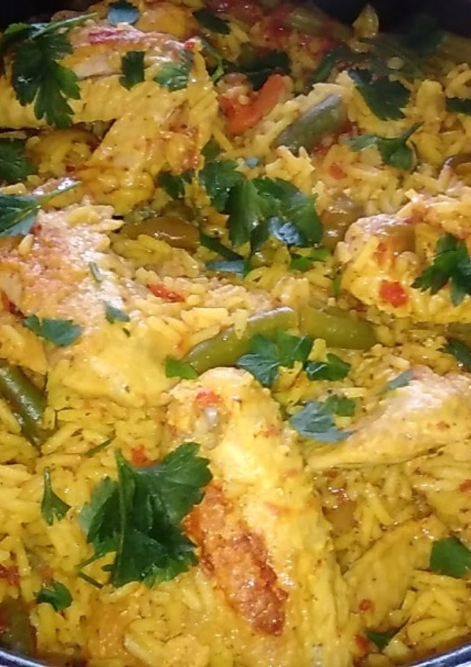 Una foto de Arroz con alitas de pollo