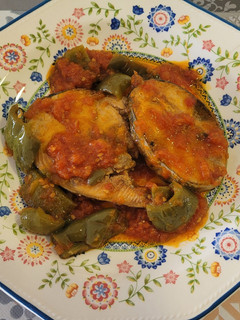 Una foto de Bonito fresco con un frito de pimientos y tomate.Es pec ta cu lar