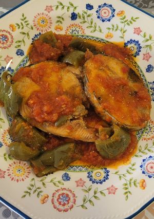 Una foto de Bonito fresco con un frito de pimientos y tomate.Es pec ta cu lar