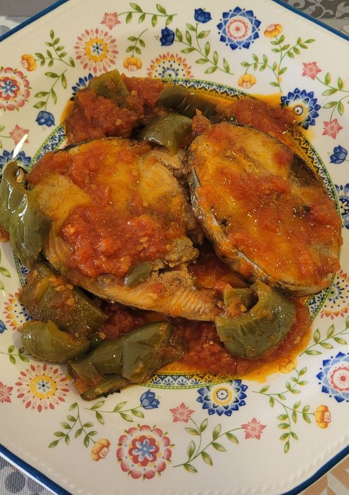 Una foto de Bonito fresco con un frito de pimientos y tomate.Es pec ta cu lar