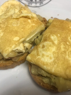 Una foto de Omelette relleno de queso, con guacamole casero Dunaez