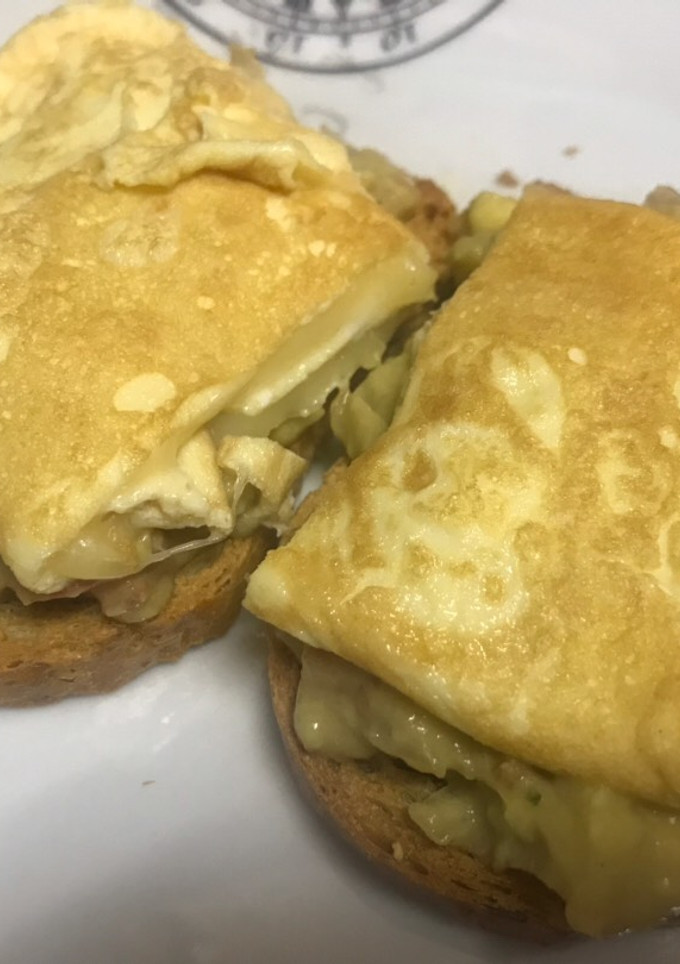Una foto de Omelette relleno de queso, con guacamole casero Dunaez