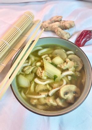 Une photo de Nouille udon et poulet aigre doux