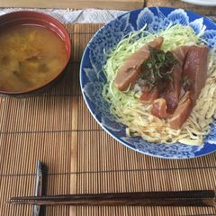 A picture of Zuke-Maguro(tuna) donburi (bowl).