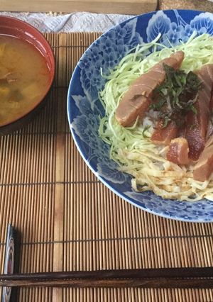 A picture of Zuke-Maguro(tuna) donburi (bowl).