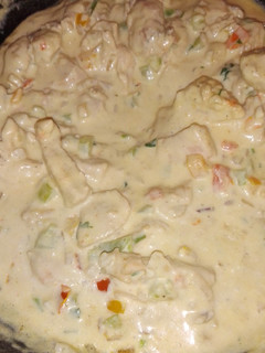 Una foto de Pechuga de pollo con crema de leche y vegetales