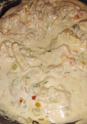Una foto de Pechuga de pollo con crema de leche y vegetales
