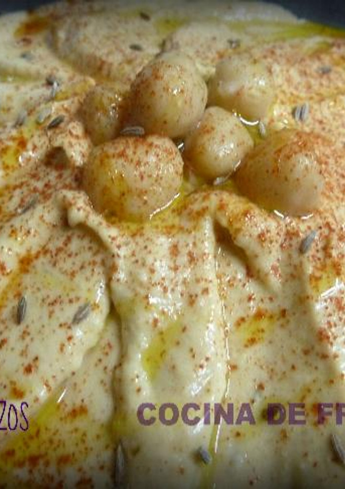 Una foto de Humus mediterráneo, o paté de garbanzos
