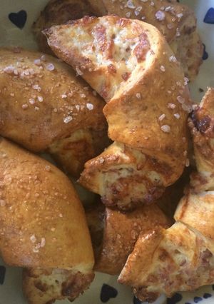 Sajtos-sonkás töltött kifli recept fotója
