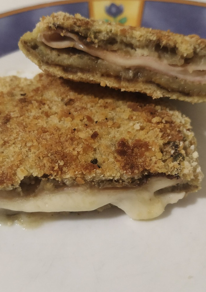 Una foto de Milanesa de berenjenas rellenas 🍆
