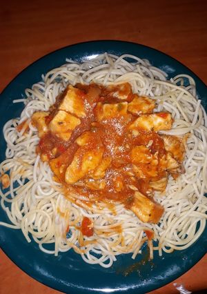 Una foto de Espaguetti con pollo