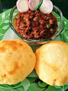 छोले भटूरे (Chole Bhature recipe in Hindi) रेसिपी मुख्य फोटो