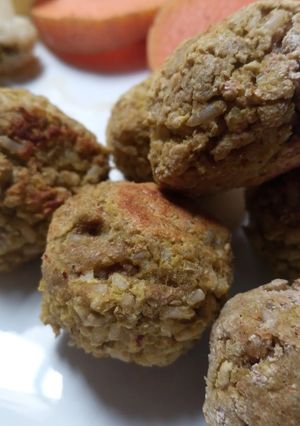 Una foto de Albóndigas de arroz integral y arvejas