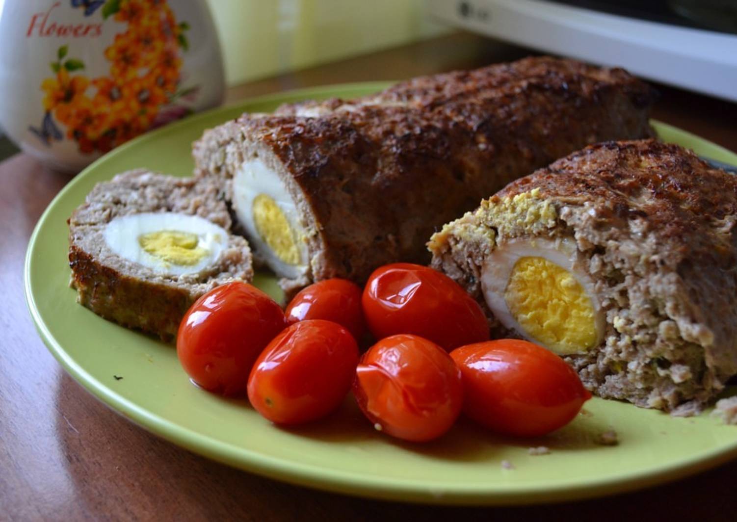 Мясной рулет с яйцом в духовке