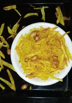 आलू लच्छे की नमकीन (Aloo lachhe ki namkeen recipe in Hindi) रेसिपी मुख्य फोटो