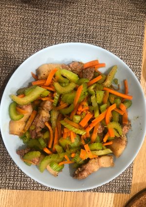 芹菜炒鹹豬肉 的食譜成品照片