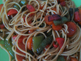 Espaguetis con verduras y salsa de soja
