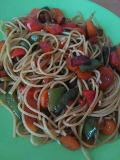 Una foto de Espaguetis con verduras y salsa de soja