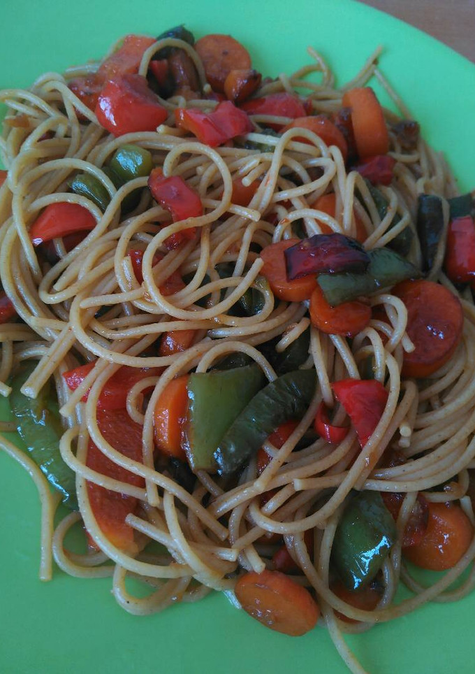 Una foto de Espaguetis con verduras y salsa de soja