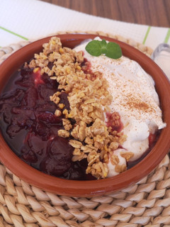 Una foto de Griego con mermelada y muesli