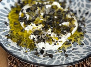 Foto principal de Ensalada de Burrata con Pepinillos y Aceitunas negras